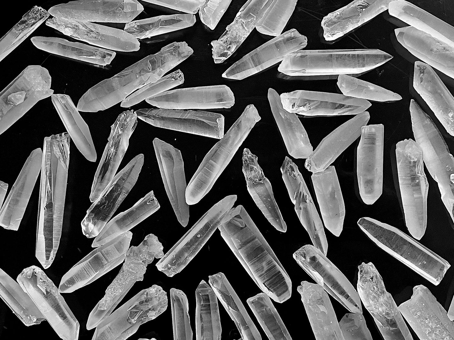 Ansicht von oben: Vielzahl an Laserkristallen auf schwarzem Hintergrund