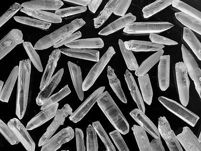 Ansicht von oben: Vielzahl an Laserkristallen auf schwarzem Hintergrund