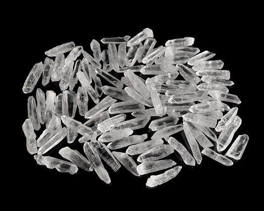 kleine Bergkristall Laserquarze in verschiedenen Formen auf schwarzem Hintergrund