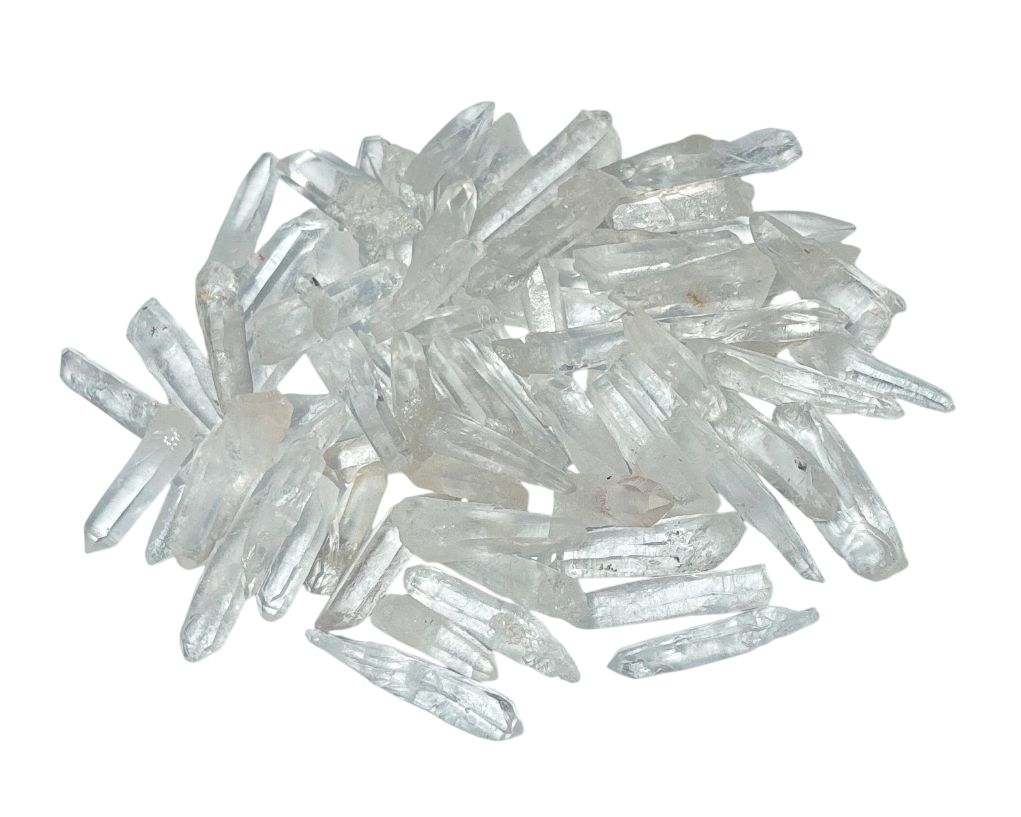 kleine Bergkristall Laserquarze in verschiedenen Formen auf weißem Hintergrund