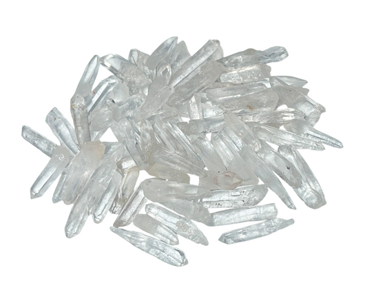 kleine Bergkristall Laserquarze in verschiedenen Formen auf weißem Hintergrund