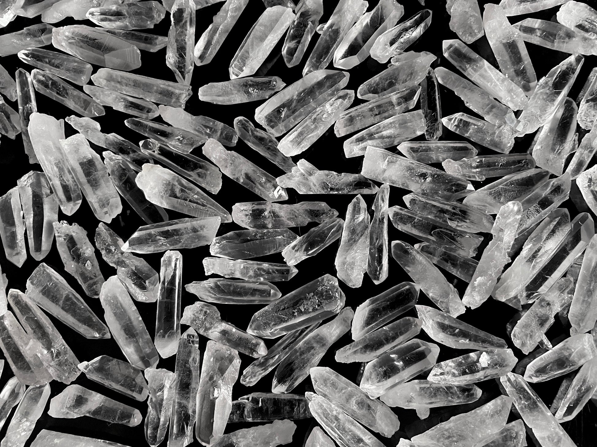 Ansicht von oben: Vielzahl an Laserkristallen auf schwarzem Hintergrund