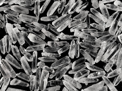 Ansicht von oben: Vielzahl an Laserkristallen auf schwarzem Hintergrund