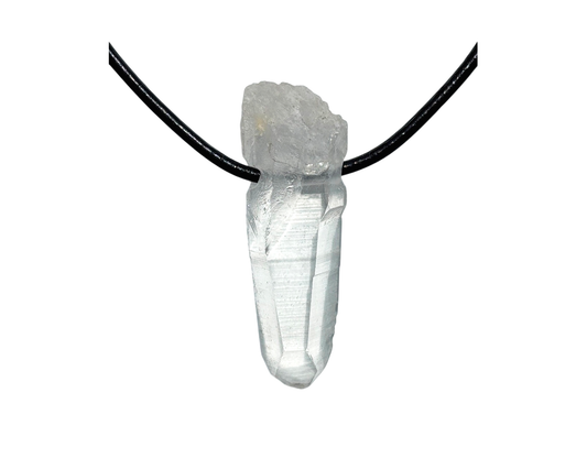 Vorderansicht: natürlicher Bergkristall Laserquarz Anhänger mit Band auf weißem Hintergrund
