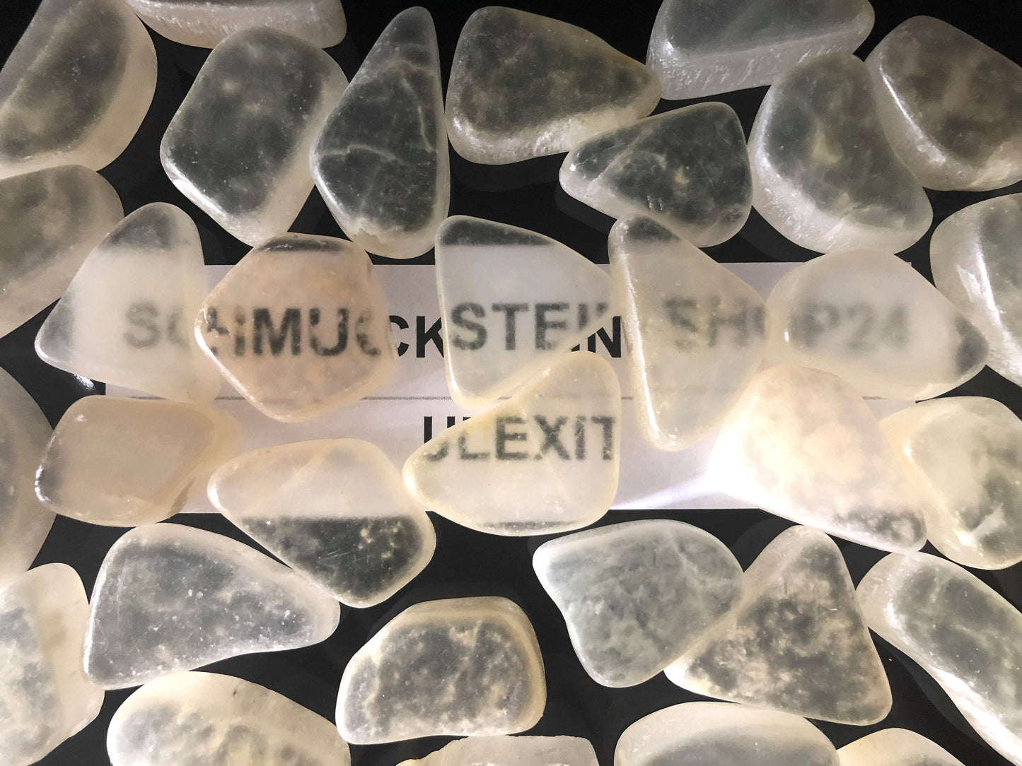 Ulexit Fernsehstein mit sichtbarer Schrift