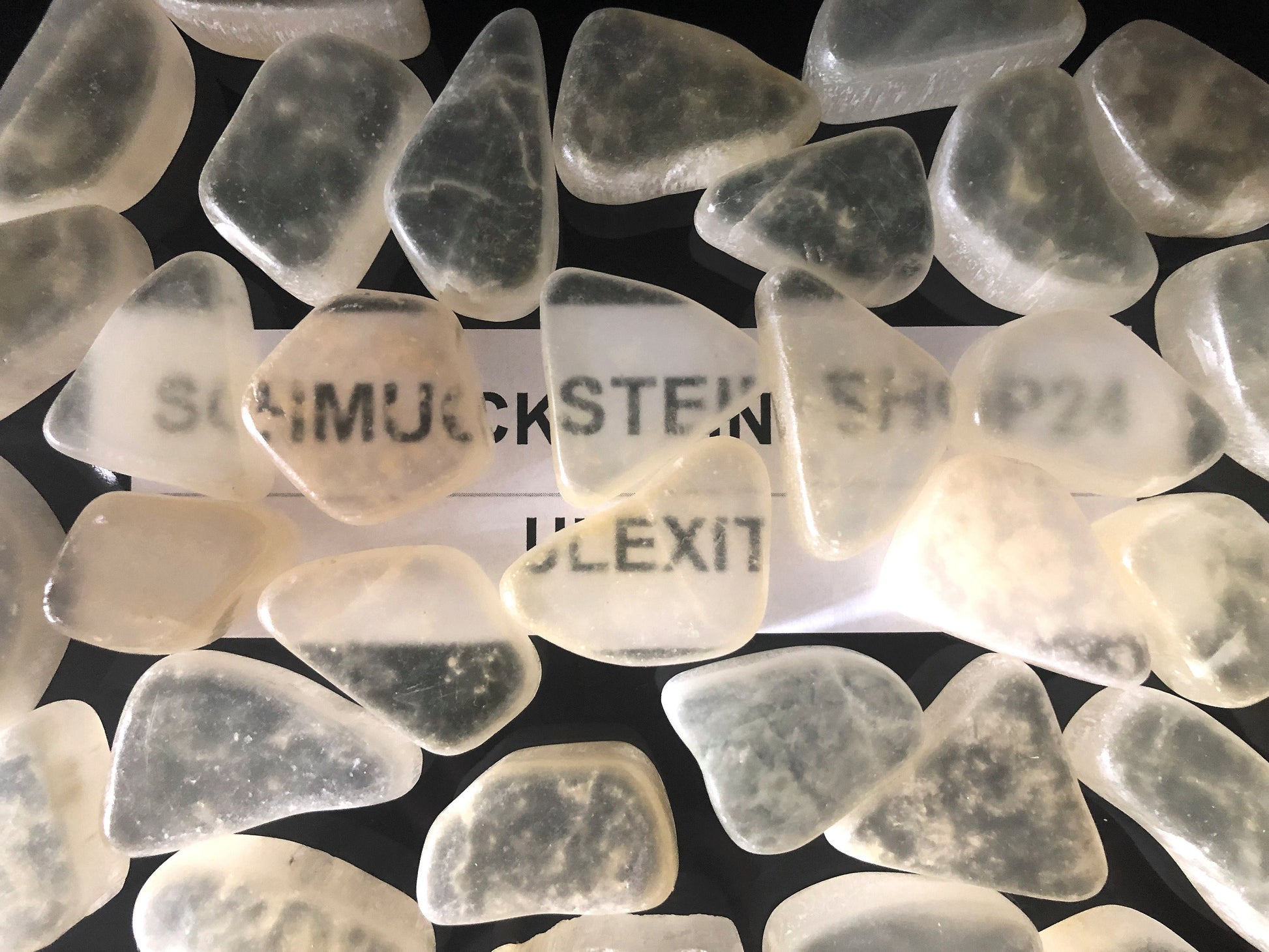 Ulexit Fernsehstein mit sichtbarer Schrift