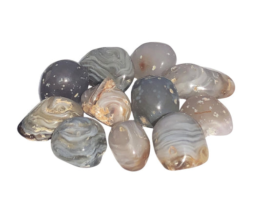 natürliche Wasserachate mit Maserung auf weißem Hintergrund