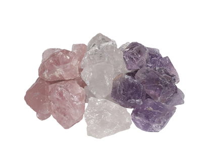 Amethyst, Bergkristall, Rosenqaurz Rohsteine auf weißem Hintergrund