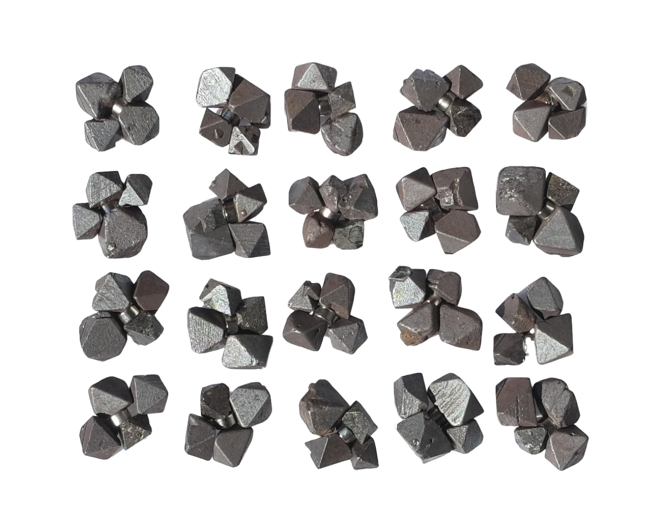 Set mit Magnetit Oktaedern neben und untereinader auf weißem Hintergrund