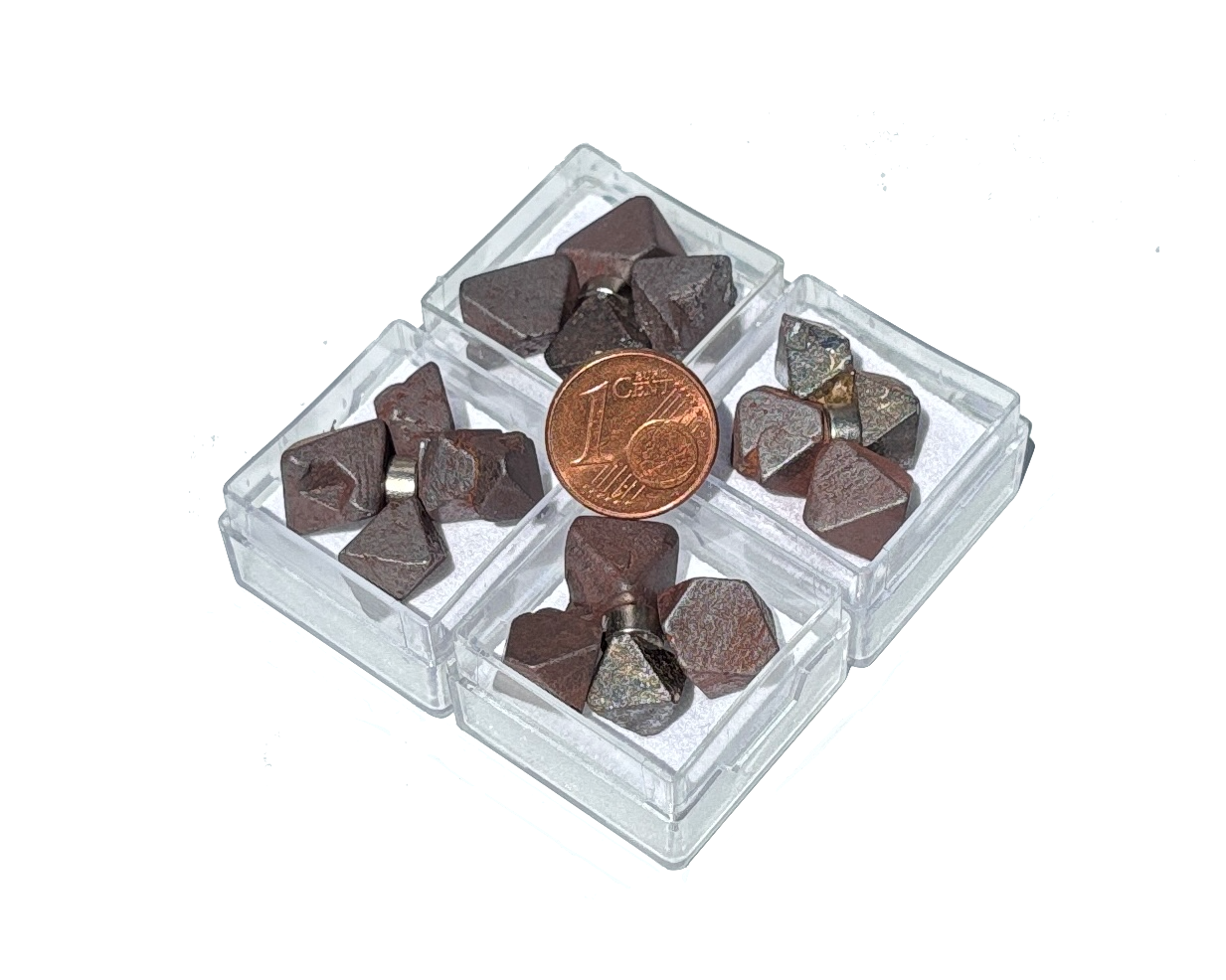 4er-Set Set Magnetit Oktaeder in transparenter Edelsteinbox auf weißem Hintergrund 