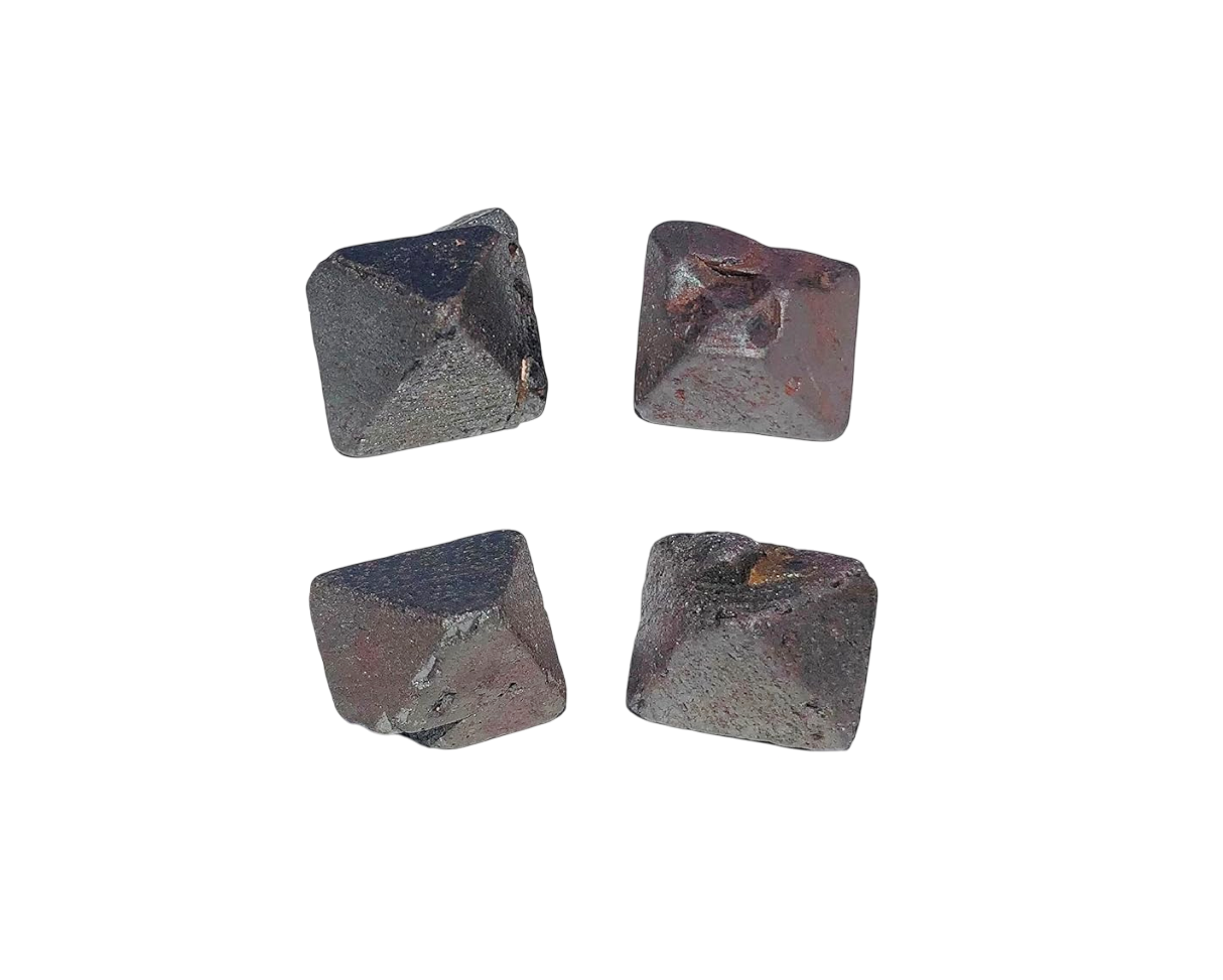 Magnetit Oktaeder im 4er-Set auf weißem Hintergrund
