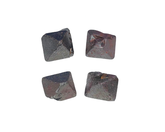 Magnetit Oktaeder im 4er-Set auf weißem Hintergrund