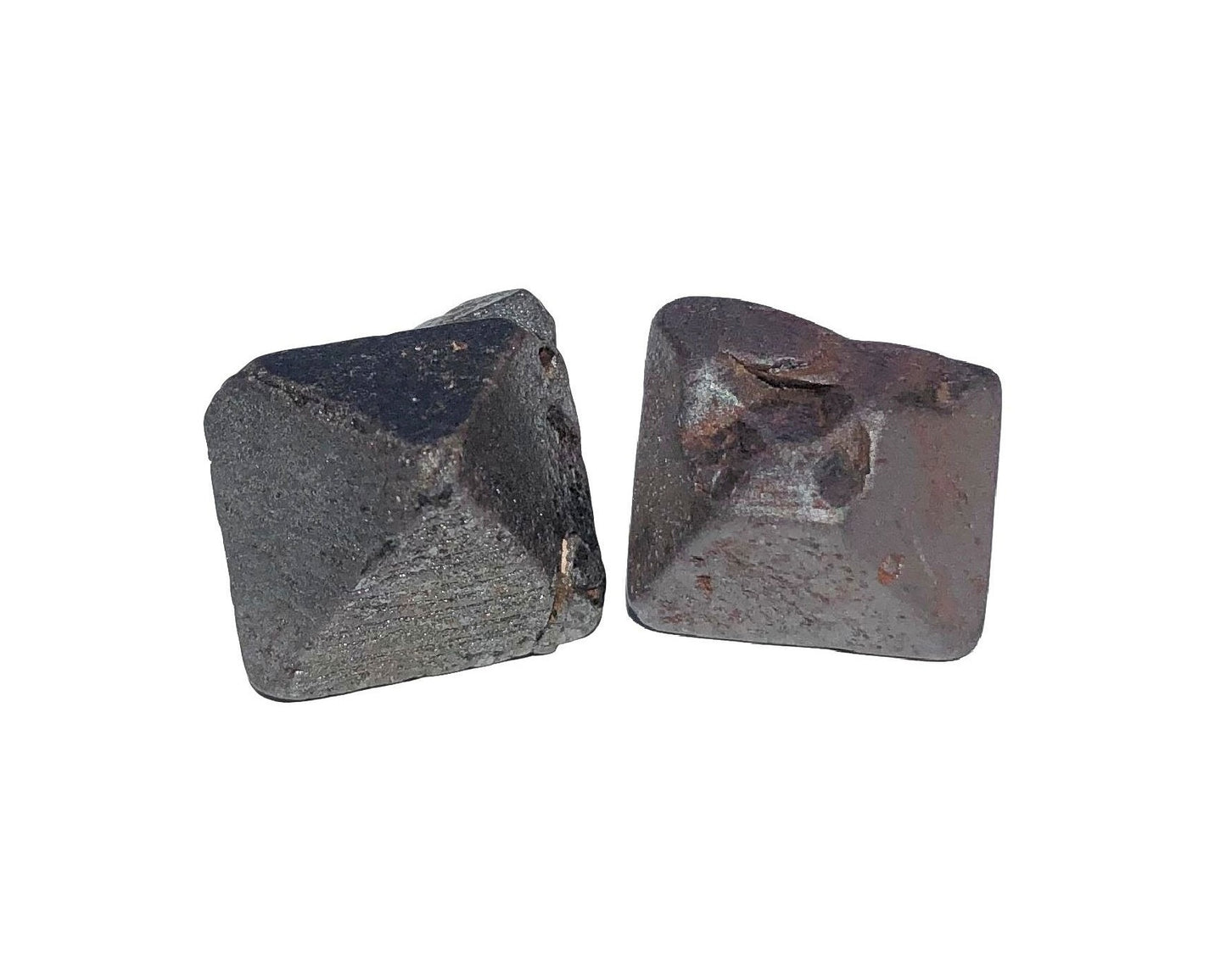 2er-Set Set mit Magnetit Kristallen als Oktaeder auf weißem Hintergrund