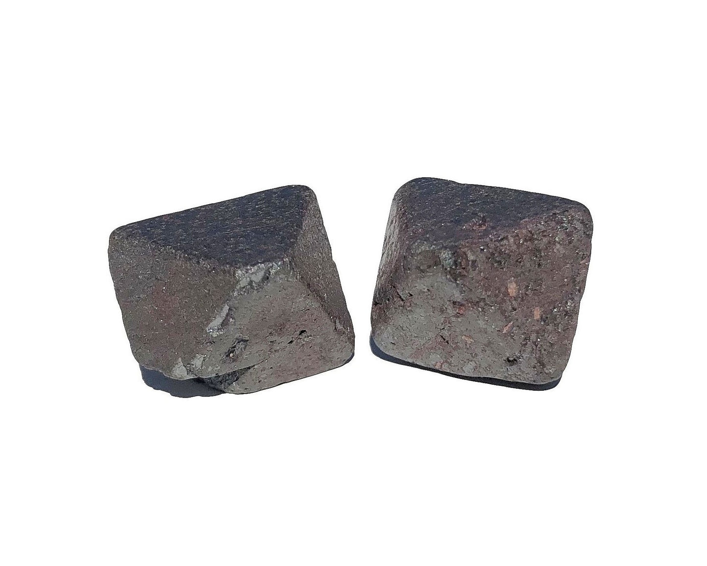 2er-Set Set mit Magnetit Oktaedern auf weißem Hintergrund