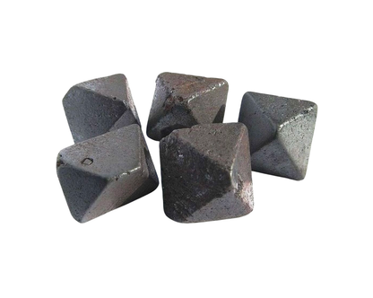 Vorderansicht brauner Magnetit Oktaeder auf weißem Hintergrund