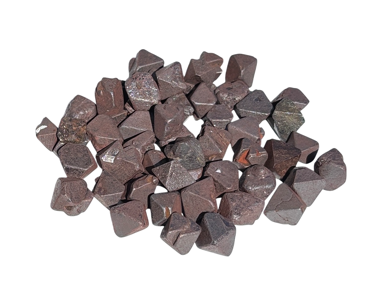 Vorderansicht brauner Magnetit Oktaeder auf weißem Hintergrund