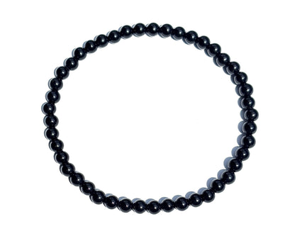 schwarzes Onyx Armband mit runden Kugeln auf weißem Hintergrund