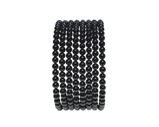 Längsansicht: schwarzes Onyx Armband mit runden Kugeln auf weißem Hintergrund