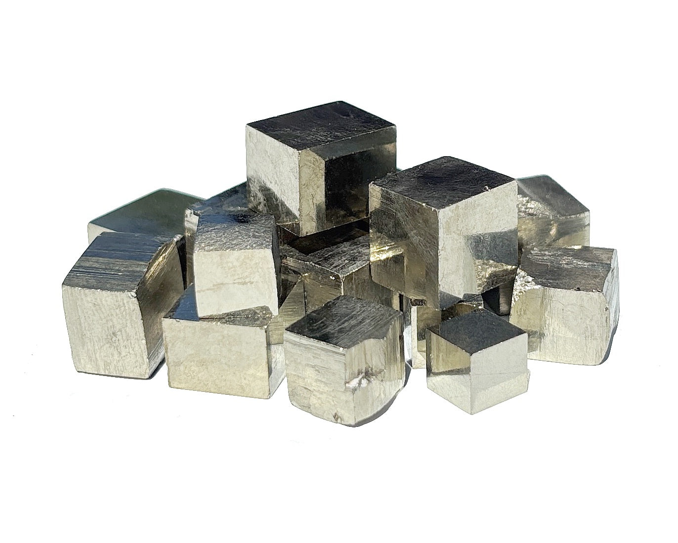 Sammlung natürlicher Pyrit Kristalle auf weißem Hintergrund