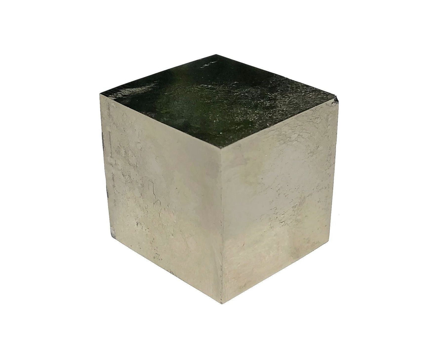 Natürlicher Pyrit Würfel auf weißem Hintergrund