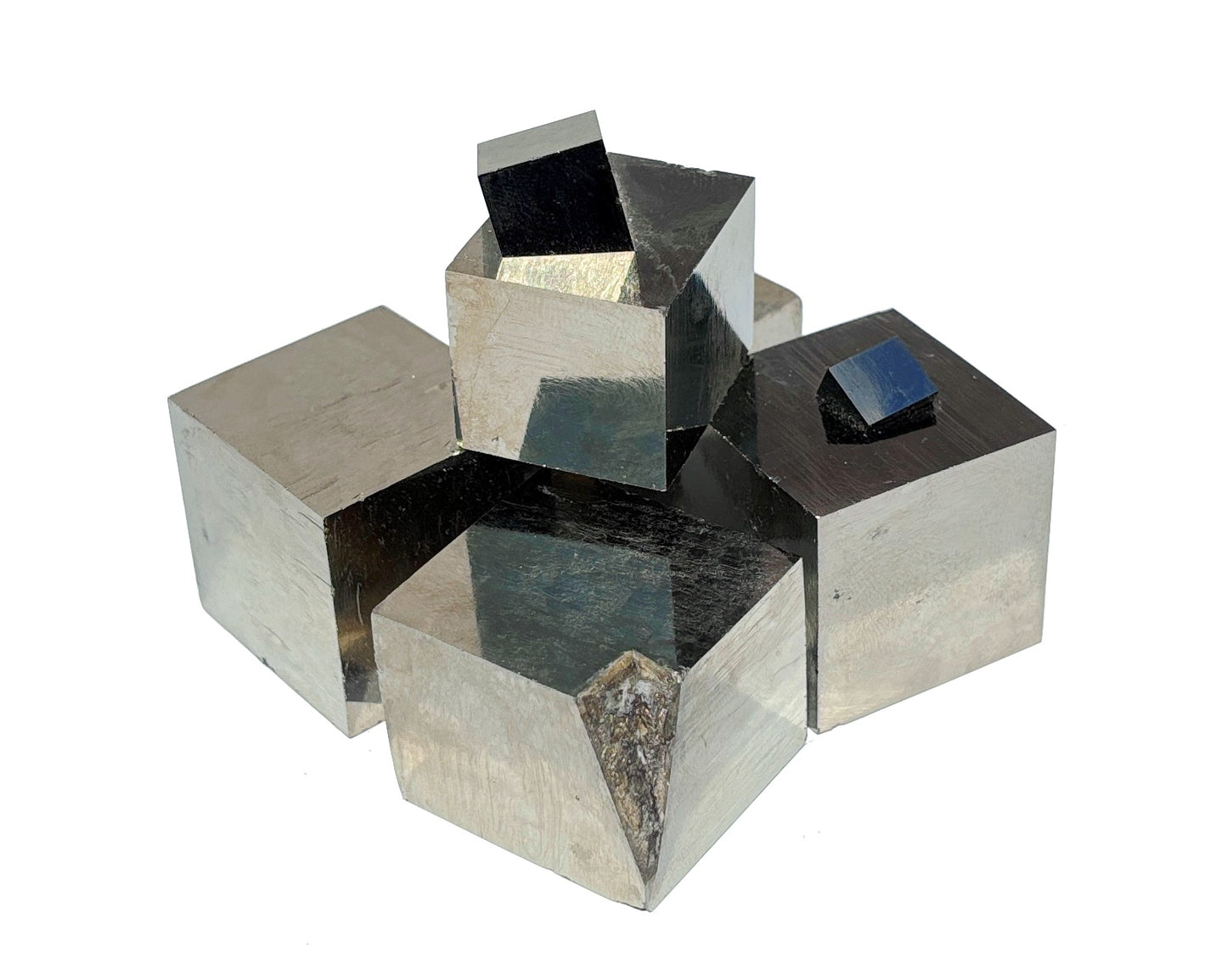 natürliche Pyrit Kristalle in Würfelform auf weißem Hintergrund