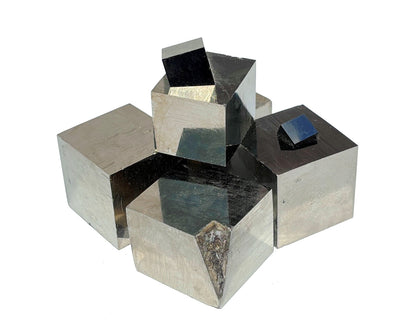 natürliche Pyrit Kristalle in Würfelform auf weißem Hintergrund