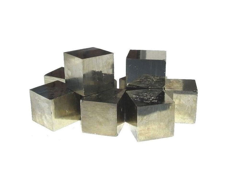 Sammlung natürlicher Pyrit Kristalle auf weißem Hintergrund