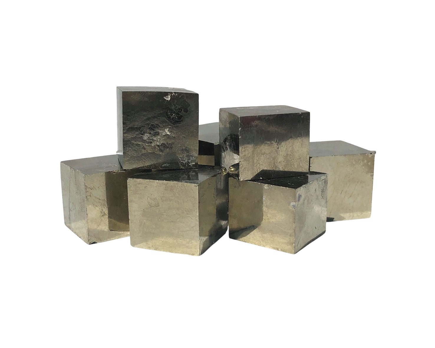 kleine Pyrit Würfel Kristalle auf weißem Hintergrund