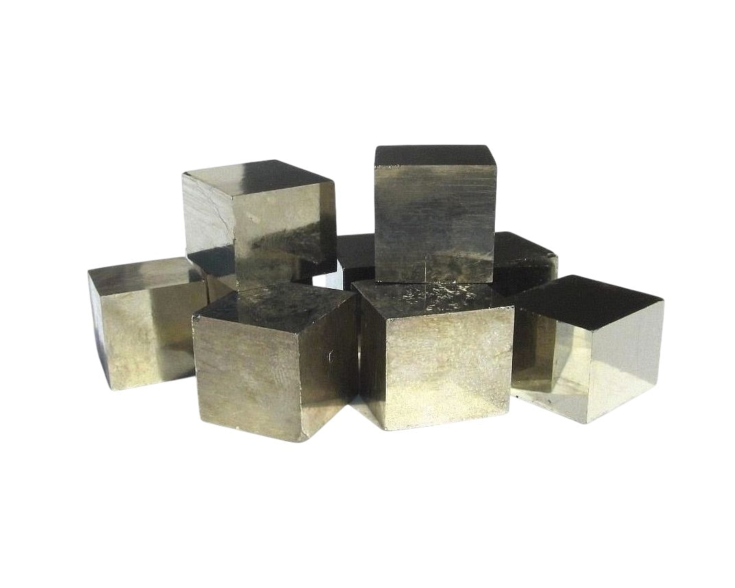 kleine Pyrit Würfel Kristalle auf weißem Hintergrund