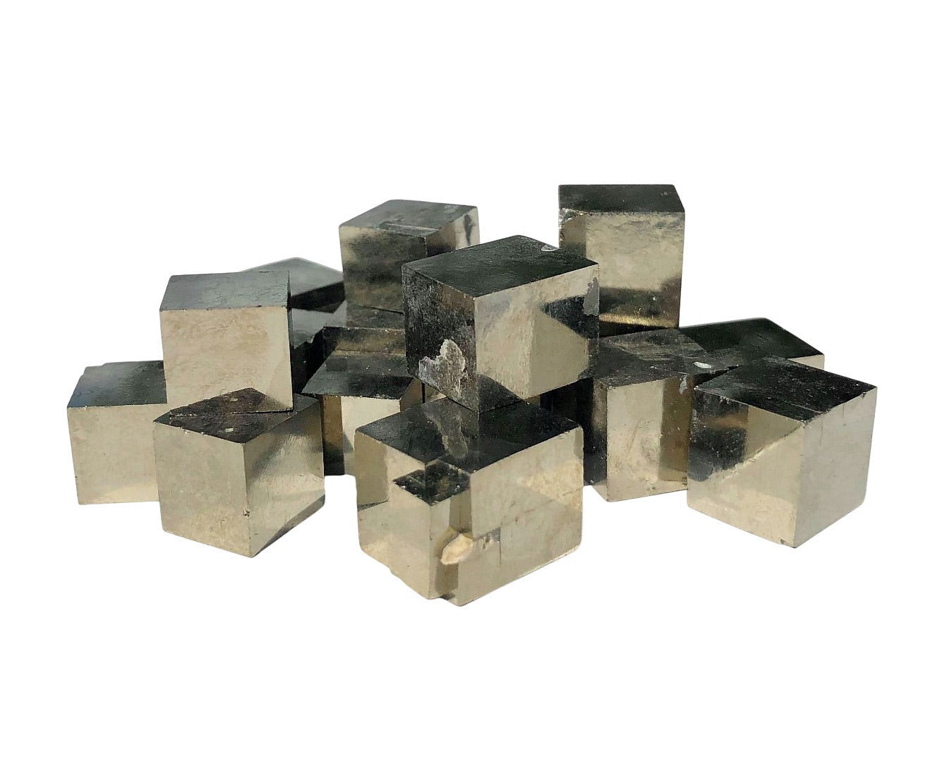 Pyrit Kristalle auf weißem Hintergrund