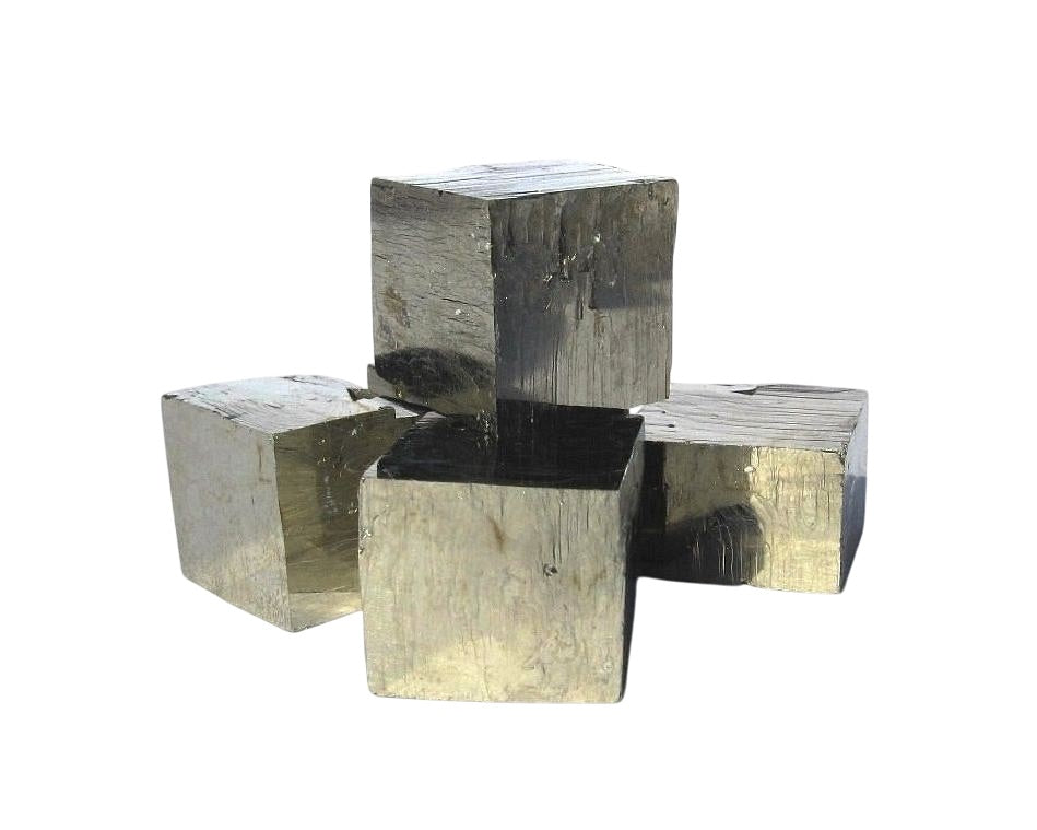 Natürliche Pyrit Würfel mit Streifen auf weißem Hintergrund