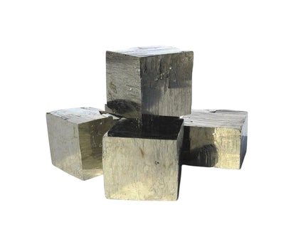 Natürliche Pyrit Würfel mit Streifen auf weißem Hintergrund