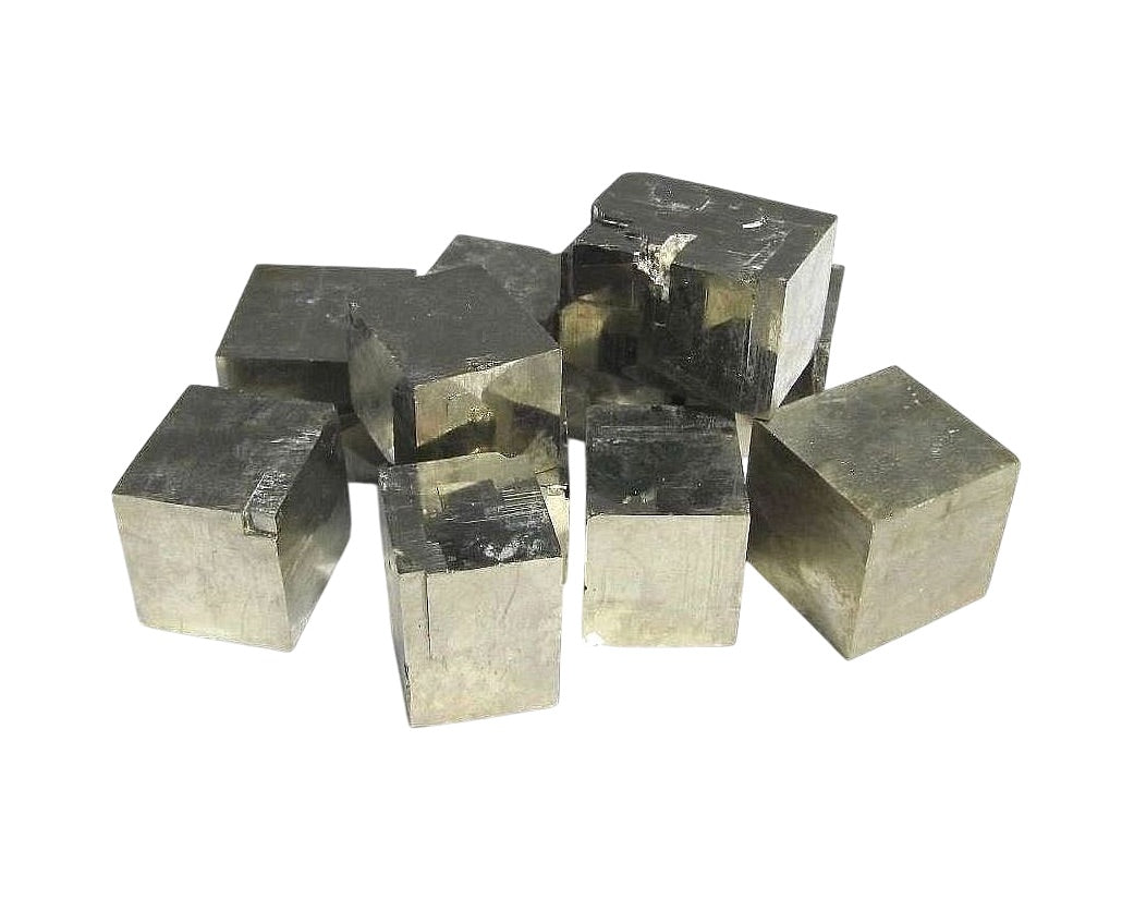 natürliche Pyrit Kristalle in Würfelform auf weißem Hintergrund