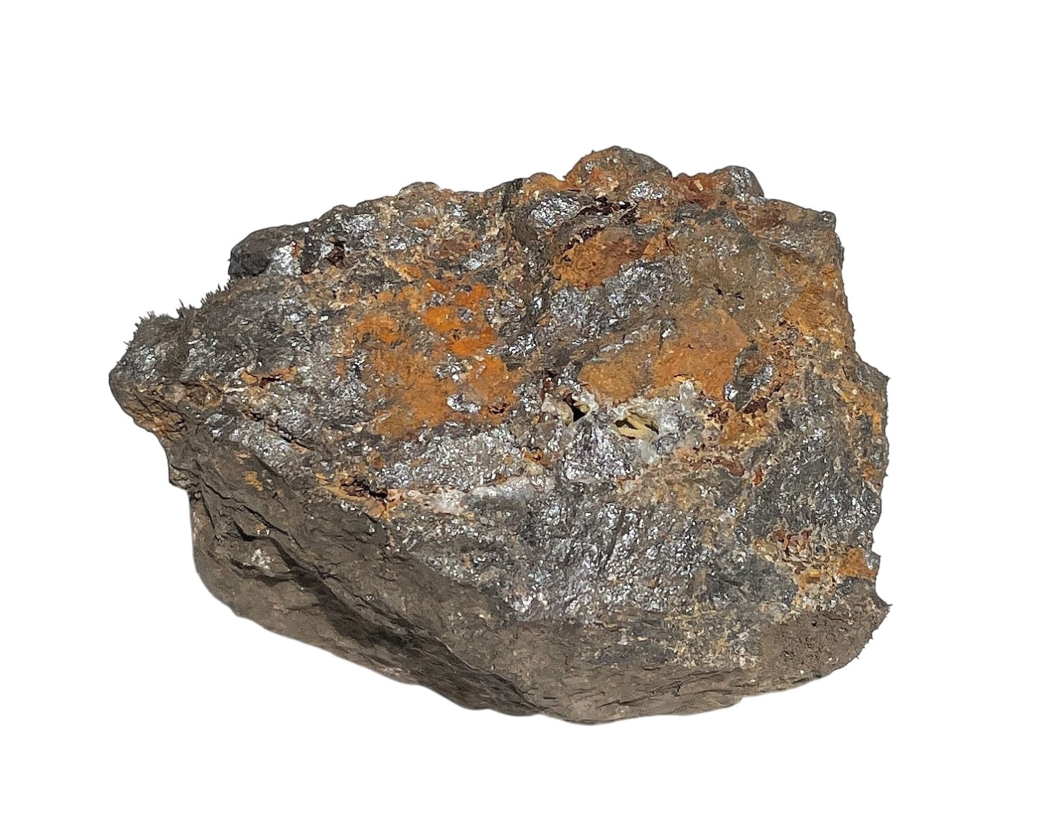Vorderansicht eines natürlichen Magnetit Rohstein auf weißem Hintergrund