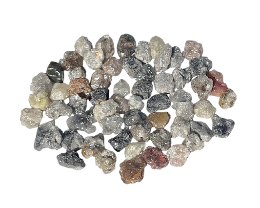 Ansammlung natürlicher Rohdiamant Kristalle auf weißem Hintergrund