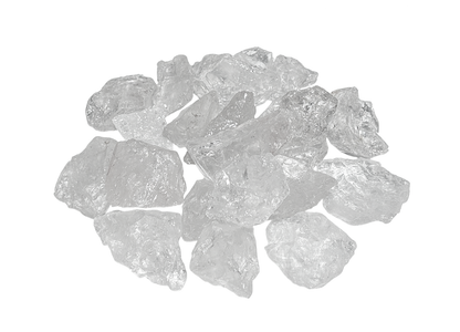Ansicht von vorn: Bergkristall Rohsteine auf weißem Hintergrund