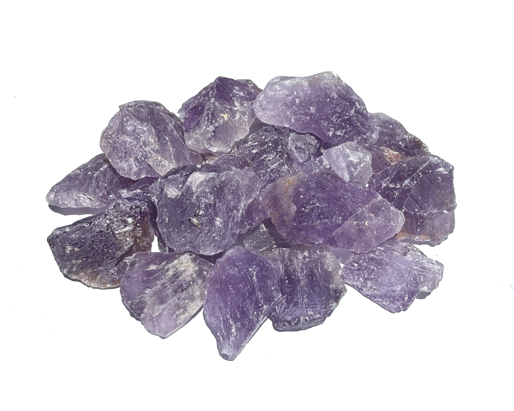 Ansicht von vorn: Amethyst Rohsteine auf weißem Hintergrund