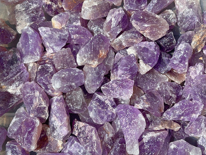 Ansicht von oben: violette Amethyst Rohsteine auf weißem Hintergrund