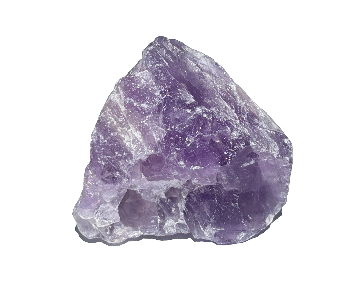 natürlicher Amethyst Rohstein auf weißem Hintergrund