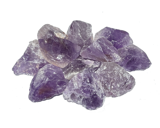 Ansicht von vorn: violette Amethyst Rohsteine auf weißem Hintergrund