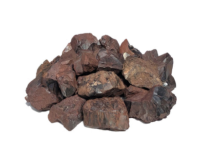 Ansicht von vorn: natürliche rotbraune Hämatit Rohsteine auf weißem Hintergrund