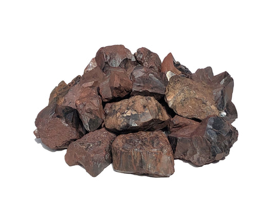 Ansicht von vorn: natürliche rotbraune Hämatit Rohsteine auf weißem Hintergrund