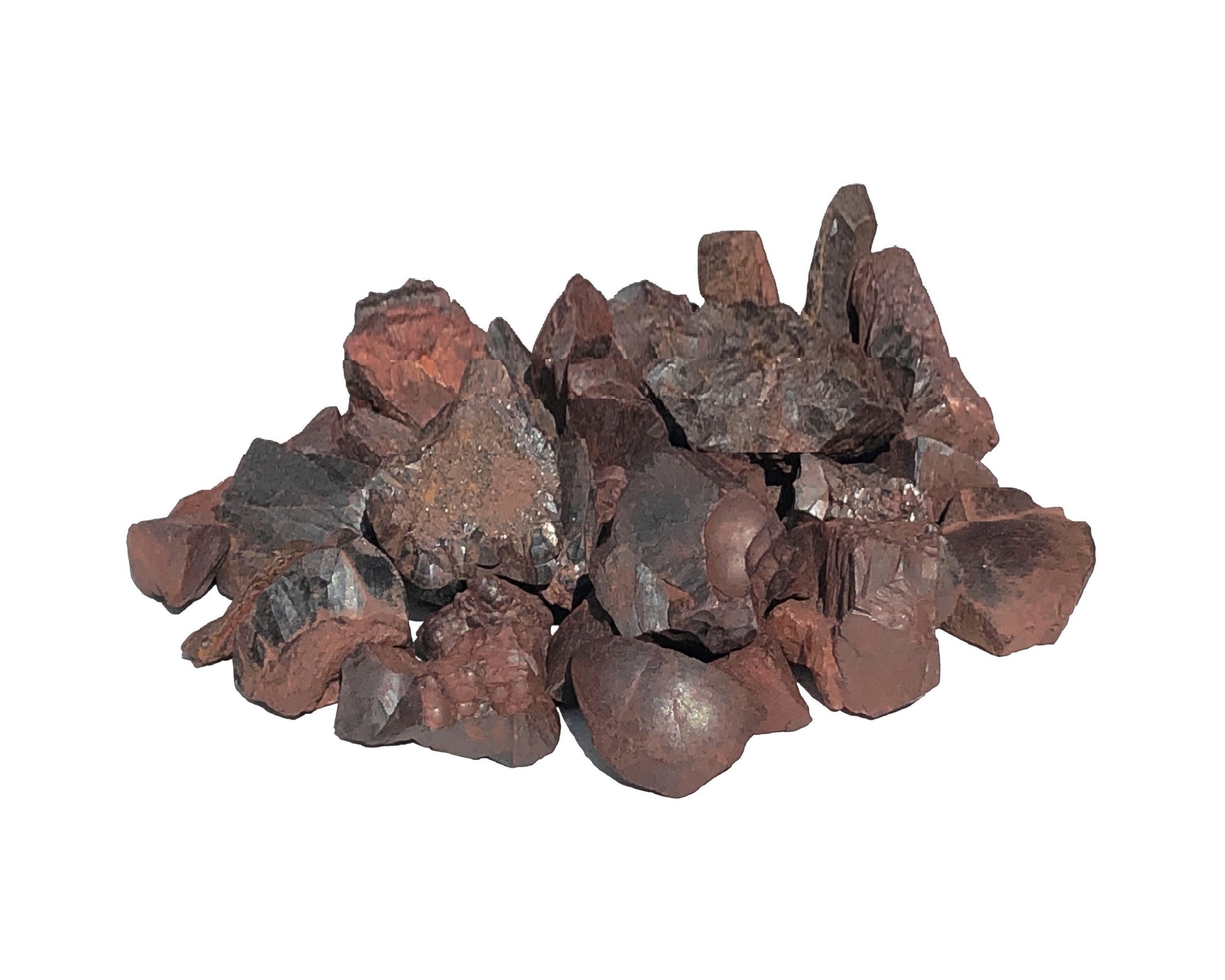 Vorderansicht: Vielzahl an Hämatit Rohsteinen in verschiedenen Formen auf weißem Hintergrund