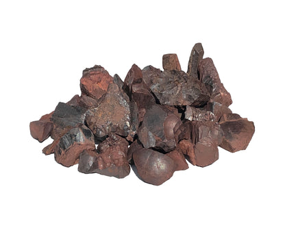Vorderansicht: Vielzahl an Hämatit Rohsteinen in verschiedenen Formen auf weißem Hintergrund