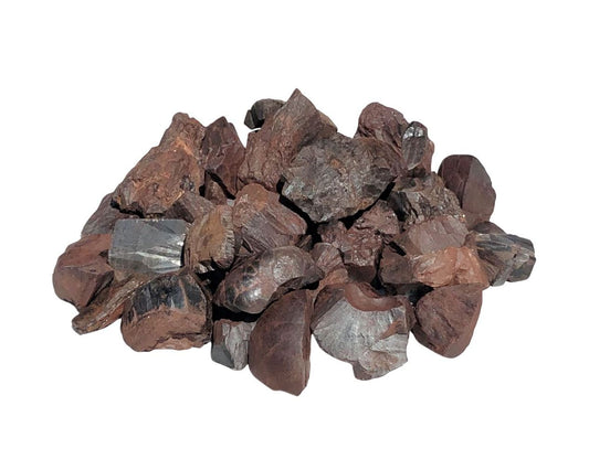 Vielzahl an Hämatit Rohsteinen auf weißem Hintergrund im Größenvergleich