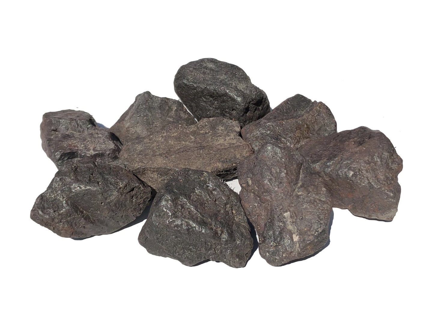 Ansicht von vorn: natürliche Magnetit Rohsteine auf weißem Hintergrund