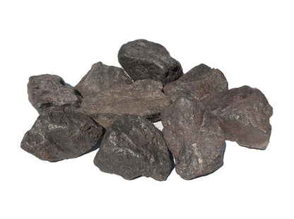 Ansicht von vorn: natürliche Magnetit Rohsteine auf weißem Hintergrund