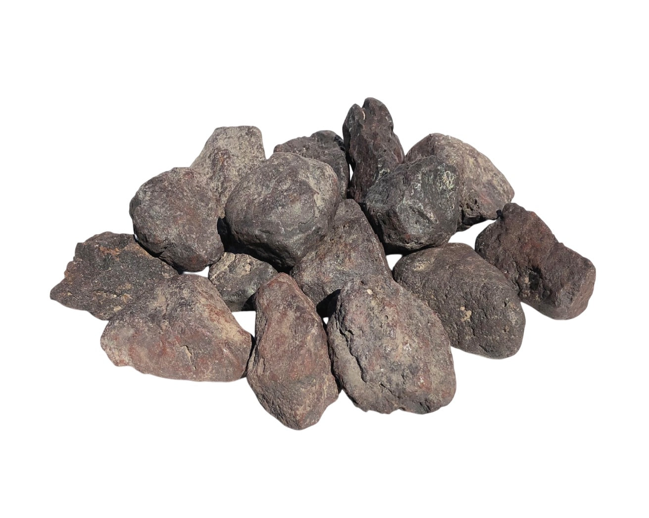 Magnetit Rohsteine in verschiedenen Formen und Größen auf weißem Hintergrund