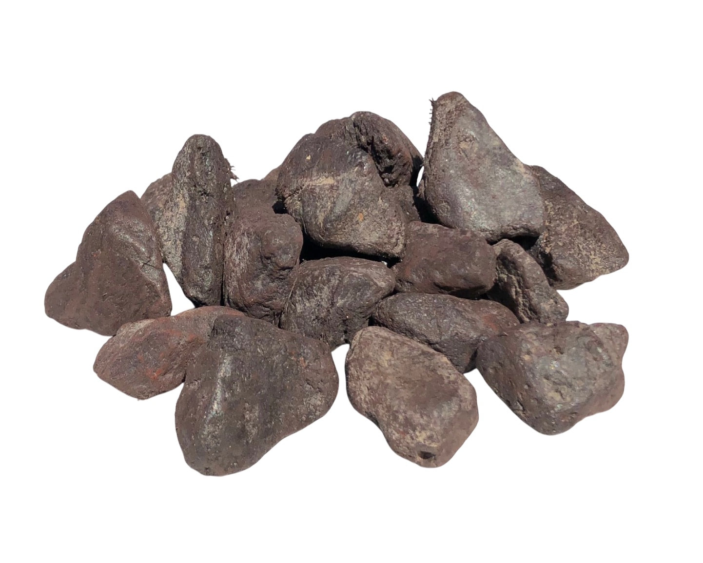 Vielzahl an Magnetit Rohsteinen auf weißem Hintergrund