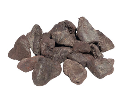 Vielzahl an Magnetit Rohsteinen auf weißem Hintergrund